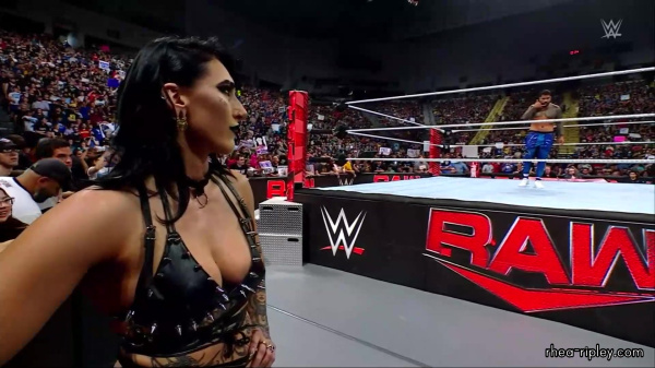 WWE_RAW_2024_07_15_1080p_HDTV_h264-ALRAGUM_part_5_001076.jpg