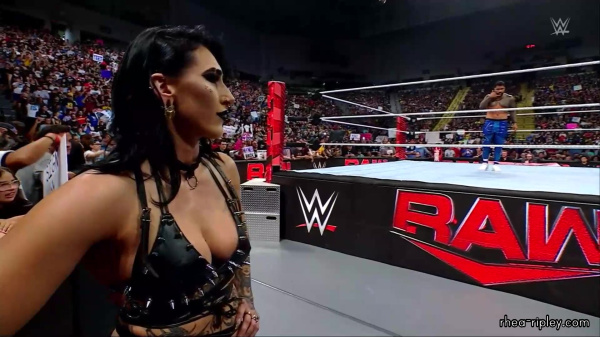 WWE_RAW_2024_07_15_1080p_HDTV_h264-ALRAGUM_part_5_001082.jpg