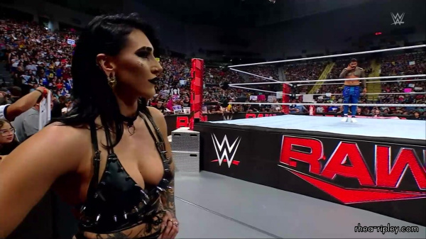 WWE_RAW_2024_07_15_1080p_HDTV_h264-ALRAGUM_part_5_001085.jpg