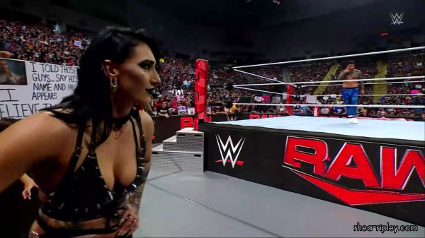 WWE_RAW_2024_07_15_1080p_HDTV_h264-ALRAGUM_part_5_001091.jpg