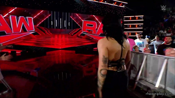 WWE_RAW_2024_07_15_1080p_HDTV_h264-ALRAGUM_part_5_001121.jpg