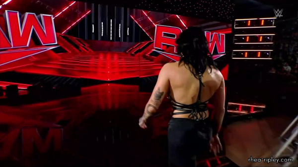 WWE_RAW_2024_07_15_1080p_HDTV_h264-ALRAGUM_part_5_001129.jpg