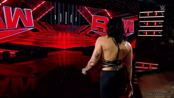 WWE_RAW_2024_07_15_1080p_HDTV_h264-ALRAGUM_part_5_001130.jpg