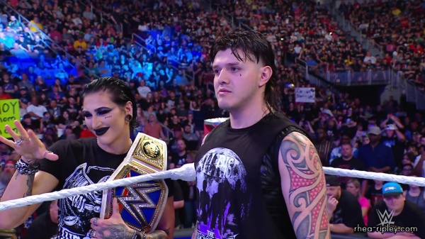 WWE_Raw_05_22_23_Rhea_Ringside_Attacks_Apollo_284.jpg