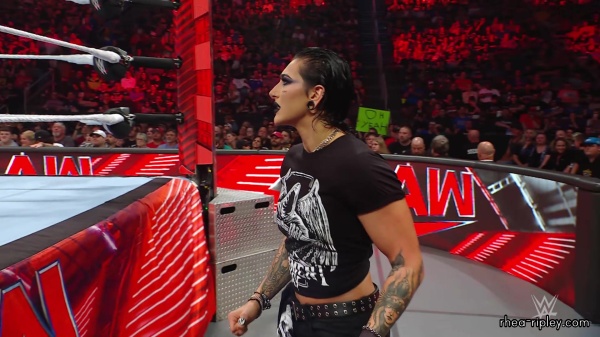 WWE_Raw_05_22_23_Rhea_Ringside_Attacks_Apollo_321.jpg