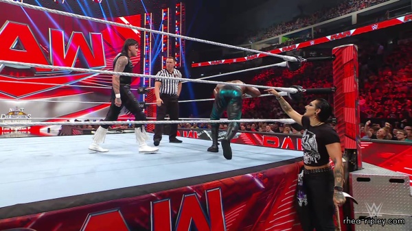 WWE_Raw_05_22_23_Rhea_Ringside_Attacks_Apollo_400.jpg