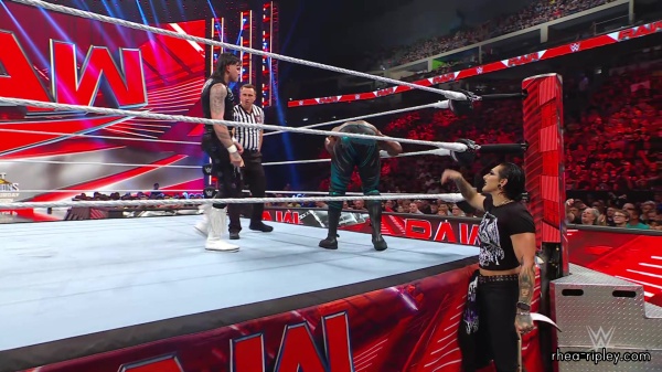 WWE_Raw_05_22_23_Rhea_Ringside_Attacks_Apollo_401.jpg