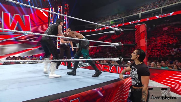 WWE_Raw_05_22_23_Rhea_Ringside_Attacks_Apollo_405.jpg