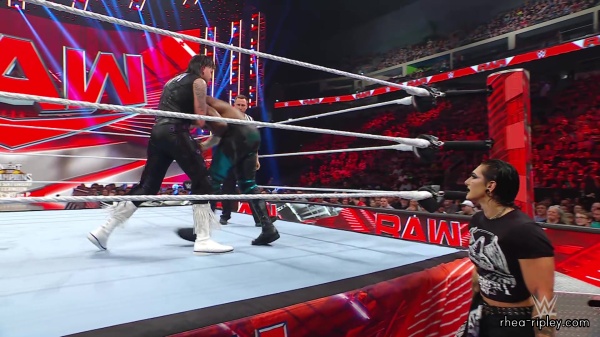 WWE_Raw_05_22_23_Rhea_Ringside_Attacks_Apollo_406.jpg