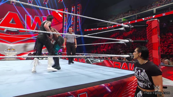 WWE_Raw_05_22_23_Rhea_Ringside_Attacks_Apollo_407.jpg