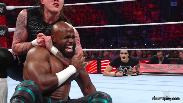 WWE_Raw_05_22_23_Rhea_Ringside_Attacks_Apollo_423.jpg