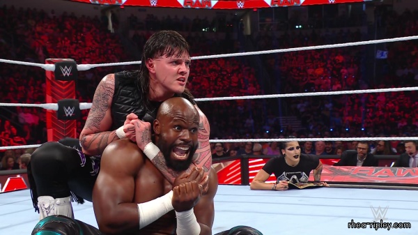 WWE_Raw_05_22_23_Rhea_Ringside_Attacks_Apollo_429.jpg