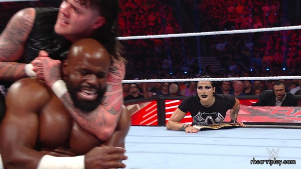 WWE_Raw_05_22_23_Rhea_Ringside_Attacks_Apollo_448.jpg