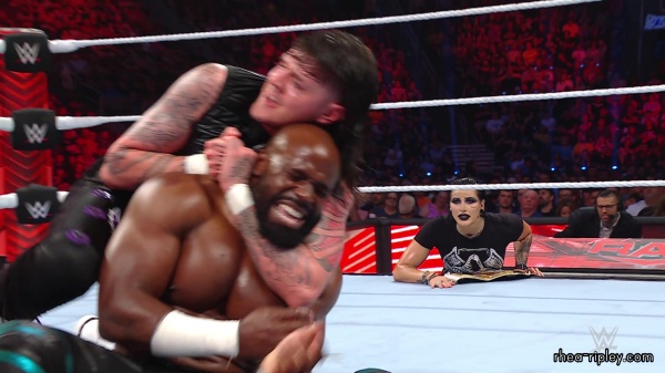 WWE_Raw_05_22_23_Rhea_Ringside_Attacks_Apollo_449.jpg