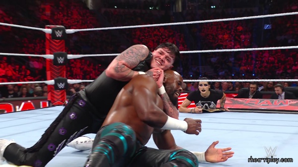 WWE_Raw_05_22_23_Rhea_Ringside_Attacks_Apollo_451.jpg