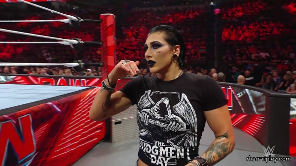 WWE_Raw_05_22_23_Rhea_Ringside_Attacks_Apollo_494.jpg