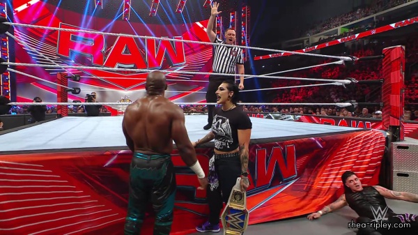 WWE_Raw_05_22_23_Rhea_Ringside_Attacks_Apollo_569.jpg