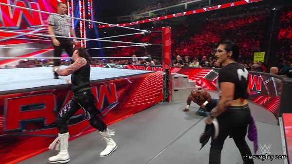 WWE_Raw_05_22_23_Rhea_Ringside_Attacks_Apollo_589.jpg