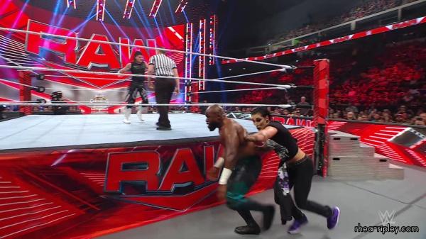WWE_Raw_05_22_23_Rhea_Ringside_Attacks_Apollo_603.jpg