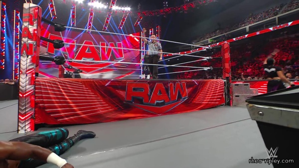 WWE_Raw_05_22_23_Rhea_Ringside_Attacks_Apollo_654.jpg