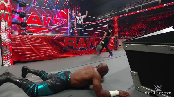 WWE_Raw_05_22_23_Rhea_Ringside_Attacks_Apollo_666.jpg