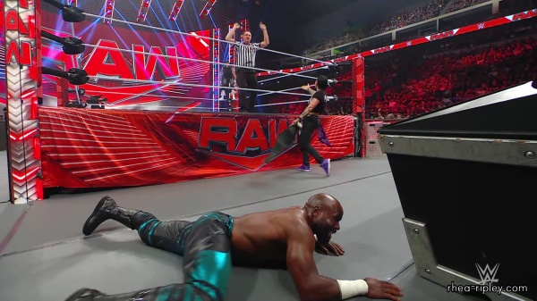 WWE_Raw_05_22_23_Rhea_Ringside_Attacks_Apollo_667.jpg