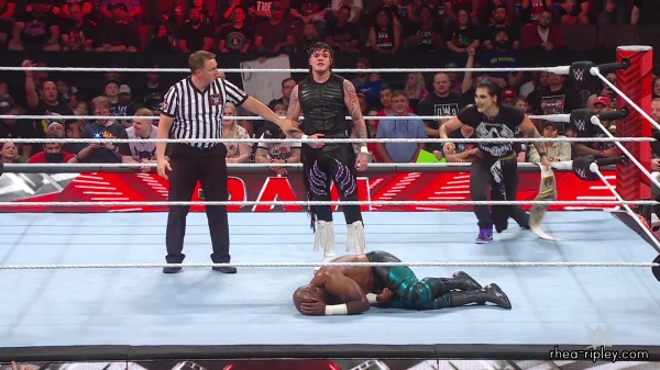 WWE_Raw_05_22_23_Rhea_Ringside_Attacks_Apollo_716.jpg