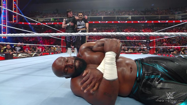 WWE_Raw_05_22_23_Rhea_Ringside_Attacks_Apollo_800.jpg