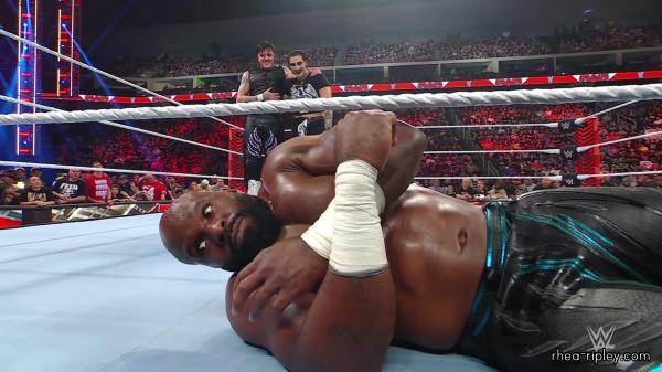 WWE_Raw_05_22_23_Rhea_Ringside_Attacks_Apollo_810.jpg