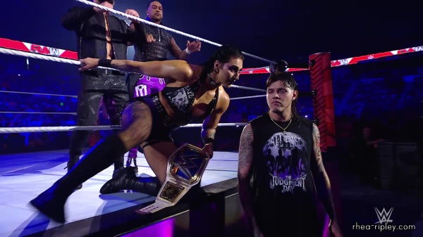 WWE_Raw_05_29_23_Rhea_Ringside_Seth_Puts_Arm_On_Rhea_103.jpg