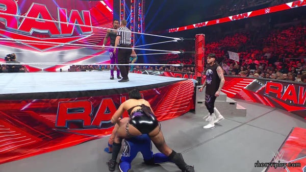 WWE_Raw_05_29_23_Rhea_Ringside_Seth_Puts_Arm_On_Rhea_409.jpg