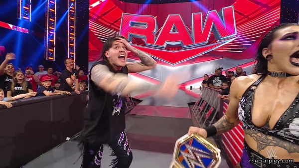 WWE_Raw_05_29_23_Rhea_Ringside_Seth_Puts_Arm_On_Rhea_506.jpg
