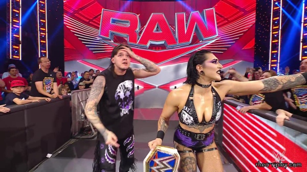 WWE_Raw_05_29_23_Rhea_Ringside_Seth_Puts_Arm_On_Rhea_508.jpg
