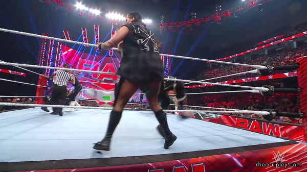 WWE_Raw_06_19_23_Rhea_Ringside_Attacks_Sami_616.jpg