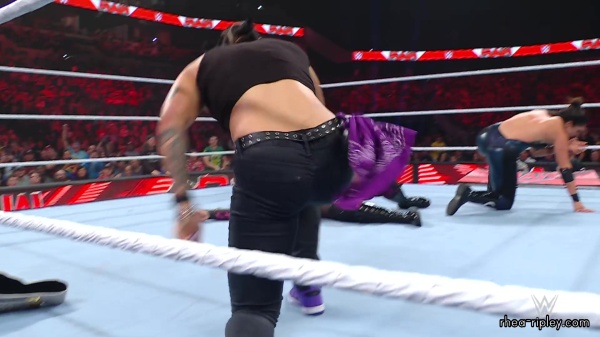WWE_Raw_10_09_23_Nia_vs_Raquel_Rhea_Shayna_Brawl_1050.jpg