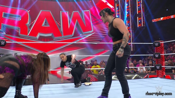 WWE_Raw_10_09_23_Nia_vs_Raquel_Rhea_Shayna_Brawl_1153.jpg