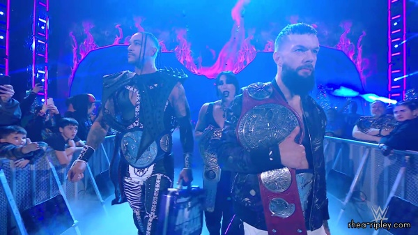 WWE_Raw_12_18_23_Ivy_Rhea_Ringside_Ivy_Attacks_Rhea_0355.jpg