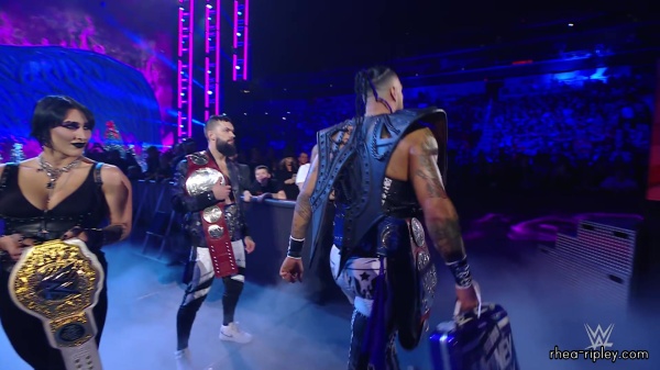WWE_Raw_12_18_23_Ivy_Rhea_Ringside_Ivy_Attacks_Rhea_0403.jpg