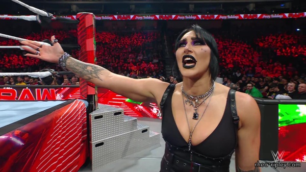 WWE_Raw_12_18_23_Ivy_Rhea_Ringside_Ivy_Attacks_Rhea_0558.jpg
