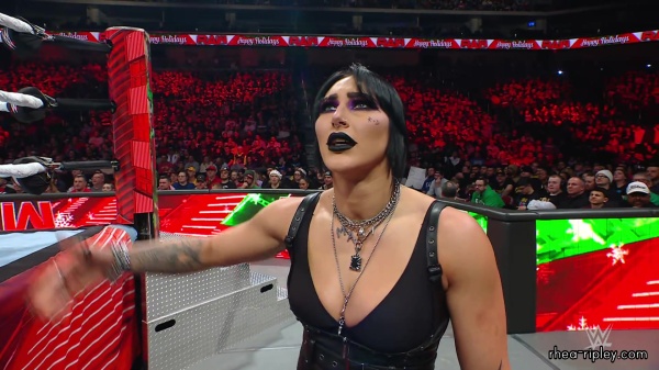 WWE_Raw_12_18_23_Ivy_Rhea_Ringside_Ivy_Attacks_Rhea_0560.jpg