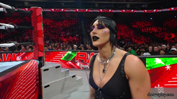 WWE_Raw_12_18_23_Ivy_Rhea_Ringside_Ivy_Attacks_Rhea_0561.jpg