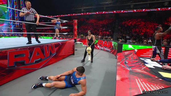 WWE_Raw_12_18_23_Ivy_Rhea_Ringside_Ivy_Attacks_Rhea_0593.jpg