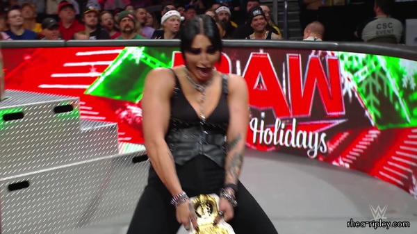 WWE_Raw_12_18_23_Ivy_Rhea_Ringside_Ivy_Attacks_Rhea_0599.jpg