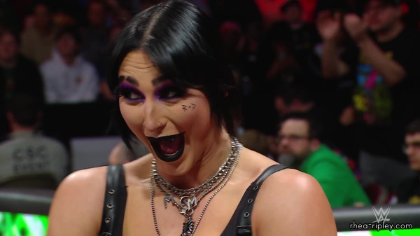WWE_Raw_12_18_23_Ivy_Rhea_Ringside_Ivy_Attacks_Rhea_0642.jpg