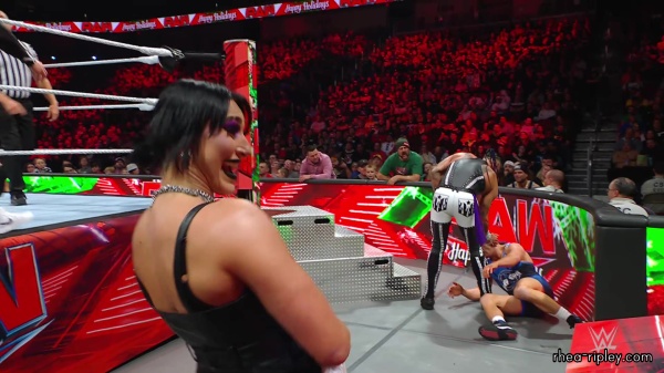 WWE_Raw_12_18_23_Ivy_Rhea_Ringside_Ivy_Attacks_Rhea_0645.jpg