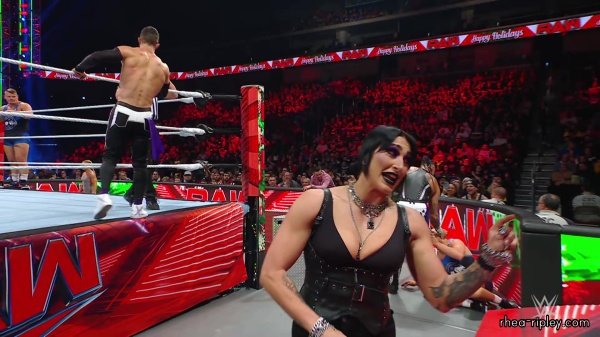 WWE_Raw_12_18_23_Ivy_Rhea_Ringside_Ivy_Attacks_Rhea_0648.jpg