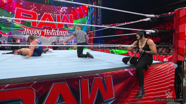 WWE_Raw_12_18_23_Ivy_Rhea_Ringside_Ivy_Attacks_Rhea_0695.jpg