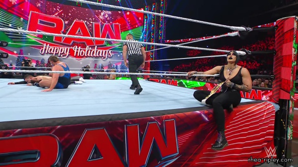 WWE_Raw_12_18_23_Ivy_Rhea_Ringside_Ivy_Attacks_Rhea_0698.jpg
