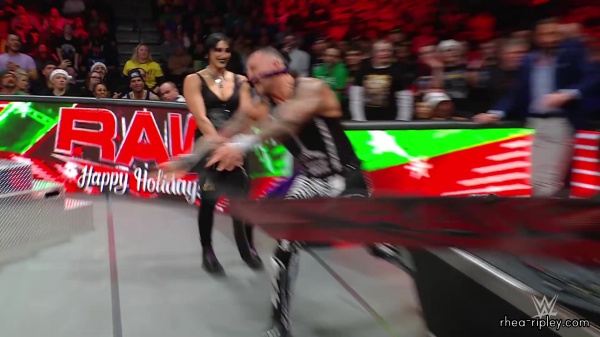 WWE_Raw_12_18_23_Ivy_Rhea_Ringside_Ivy_Attacks_Rhea_0744.jpg