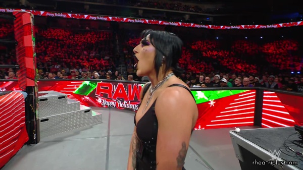WWE_Raw_12_18_23_Ivy_Rhea_Ringside_Ivy_Attacks_Rhea_0771.jpg